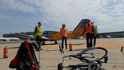 Klimaaktivisten vor einem beschmierten Privatflugzeug (Bild: Letzte Generation)