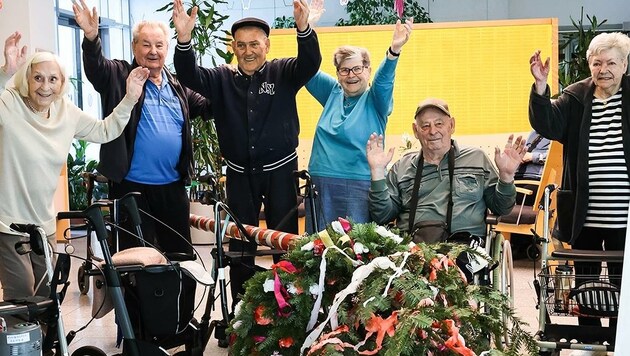 Die glücklichen Senioren bewachen nun das „Diebesgut“. (Bild: Stadt Linz)