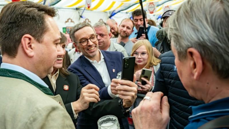 Der FPÖ-Chef als radikaler Oppositionspolitiker und Kanzlerkandidat zugleich - eine Gratwanderung, allerdings für einen erfahrenen Kletterer (Bild: APA/picturedesk.com/Werner Kerschbaummayr)