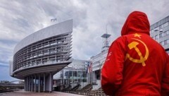 Im Lichte des Erfolgs in Salzburg schielen die Kommunisten auch aufs St. Pöltner Landhaus. (Bild: ALEXANDER NEMENOV / AFP / picturedesk.com, Krone KREATIV))