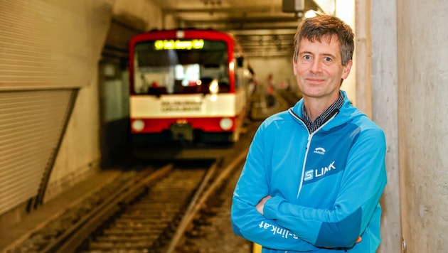 S-Link-Chef Stefan Knittel präsentiert drei mögliche Varianten für die Trasse bis zur geplanten Station in der Alpenstraße. (Bild: Tschepp Markus)