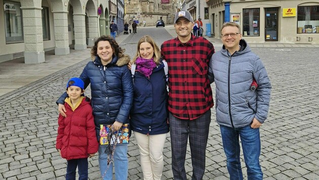 Treffen mit der Lebensretterin im deutschen Memmingen: Inans Sohn mit Ehefrau Zelal, Spenderin Heike, Inan und Heikes Partner (v. li. n. re.). (Bild: Geben für Leben  Leukämiehilfe)