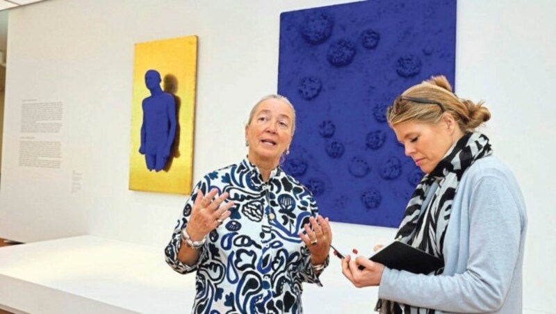 Agnes Husslein-Arco im Interview vor dem Schwammrelief von Yves Klein (Bild: Klemens Groh)