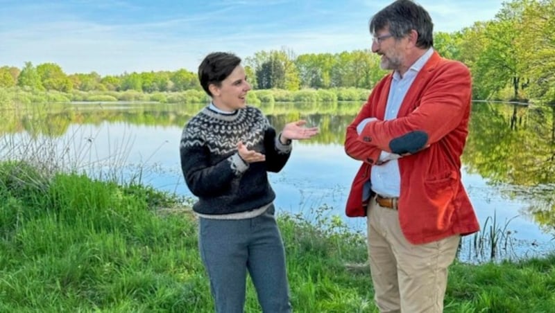 Landwirtin Alice Cosatti aus St. Veit in der Südsteiermark im Austausch mit dem Grünen Agrarsprecher Andreas Lackner. (Bild: Barbara Winkler)