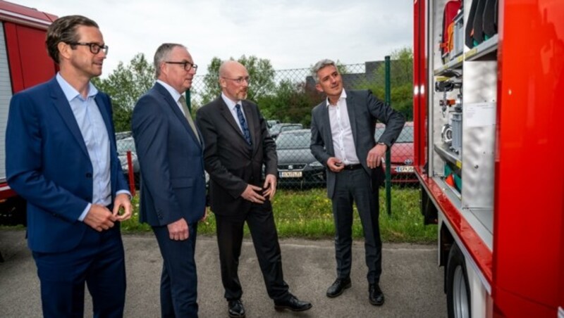 Minister Pegel (2. v. re.) im Neidlinger Rosenbauer- Werk, wo 274 Einsatzautos für das deutsche Bundesland gebaut werden. (Bild: Imre Antal)