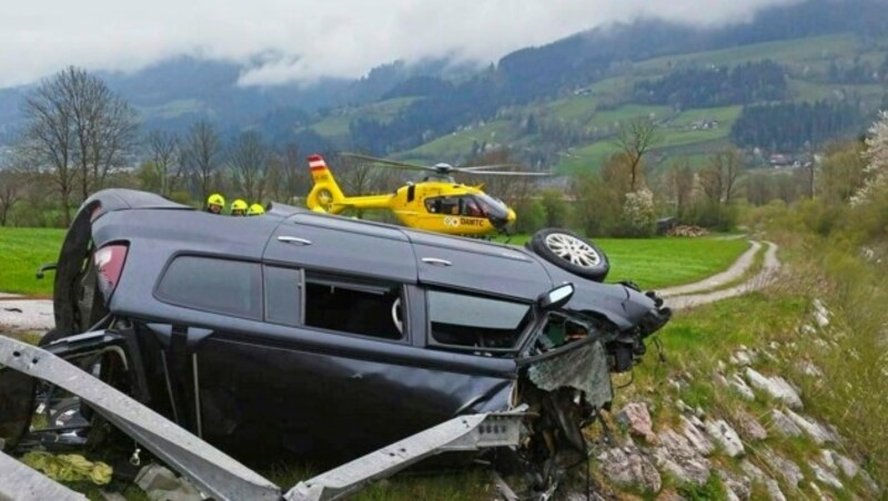 Der junge Mann wollte Suizid begehen, indem er einen Autounfall baut. (Bild: Feuerwehr St. Lorenzen im Paltental)