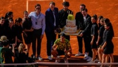 Carlos Alcaraz bekam zum Sieg eine riesige Torte geschenkt. (Bild: ASSOCIATED PRESS)