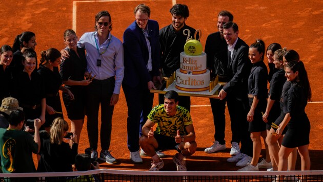Carlos Alcaraz bekam zum Sieg eine riesige Torte geschenkt. (Bild: ASSOCIATED PRESS)