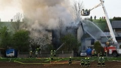 Das in Vollbrand stehende Haus (Bild: Matthias Lauber/laumat.at)