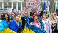 In Wiesbaden demonstrierten am Freitagabend 450 Menschen gegen einen Auftritt der russischen Sopranistin Anna Netrebko. (Bild: APA/dpa/Helmut Fricke)