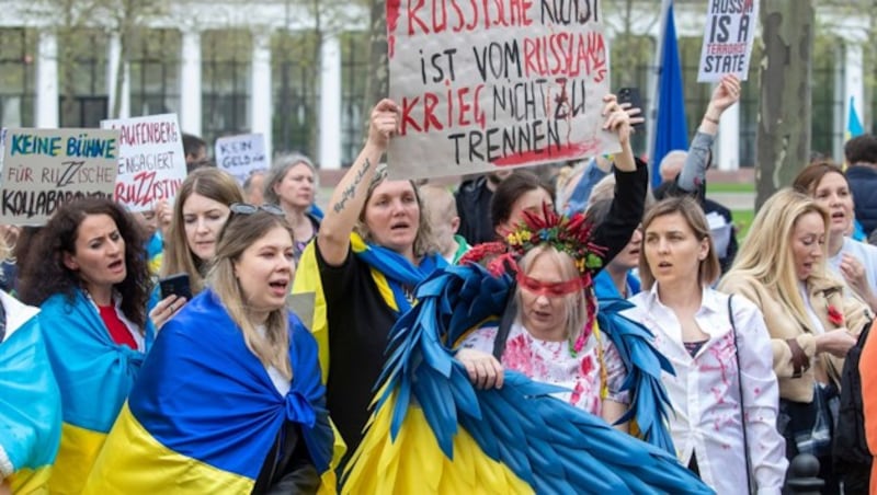 Proteste gegen Netrebko in Wiesbaden (Bild: APA/dpa/Helmut Fricke)