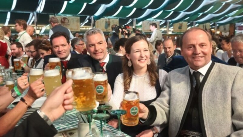 Minister Norbert Totschnig, Kanzler Karl Nehammer, Staatssekretärin Claudia Plakolm und Tirols LHStv. Josef Geisler. (Bild: Birbaumer Christof)