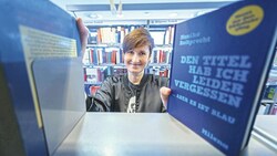 Bibliothekarin Monika Reitprecht lockt via Social Media in die Bücherei. (Bild: PID / Bubu Dujmic)