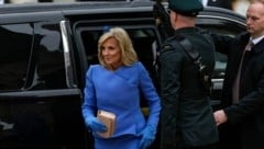 Jill Biden bei der Ankunft an der Westminster Abbey (Bild: APA/AP Photo/Alessandra Tarantino)