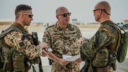 Generalmajor Dirk Faust (Mitte) leitete die Evakuierungsoperation der Bundeswehr im Sudan, bei der auch knapp 30 Österreicher ausgeflogen wurden (Bild: © 2023 Bundeswehr / Neumann)