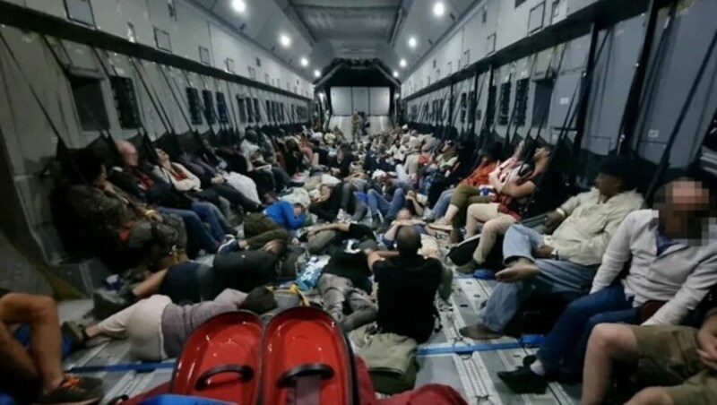 Erschöpfte, aber gerettete Menschen am Flug aus dem Kriegsgebiet. (Bild: Bundeswehr)