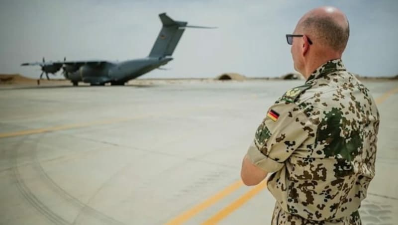 Generalmajor Faust vor einem Airbus A400M (Bild: Bundeswehr/Neumann )