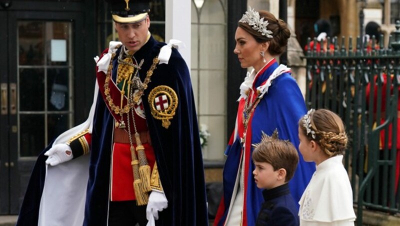 Prinzessin Kate und Prinzessin Charlotte kamen zur Krönung von König Charles im Partnerlook. (Bild: APA/AFP/POOL/Andrew Milligan)