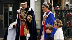 Prinzessin Kate und Prinzessin Charlotte kamen zur Krönung von König Charles im Partner-Look! (Bild: APA/AFP/POOL/Andrew Milligan)