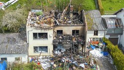 Ein Wohnhaus in Seewalchen am Attersee brannte Freitagnacht völlig ab. (Bild: TEAM FOTOKERSCHI / KERSCHBAUMMAYR)