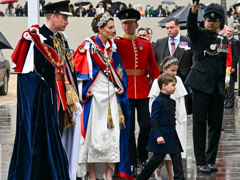 Prinzessin Kate, Prinz William, Prinzessin Charlotte und Prinz Louis am Weg zur Körnung von König Charles. (Bild: APA/Andy Stenning/Pool photo via AP)