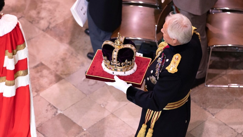 Die St.-Edwards-Krone wird in die Westminster Abbey getragen. (Bild: Jeff Gilbert/Pool Photo via AP)