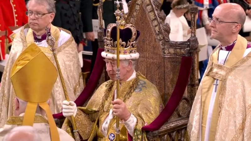 Charles III. zum britischen König gekrönt. (Bild: Screenshot/ORF)