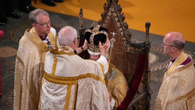 Der Bischof setzt Charles die Krone auf. (Bild: APA/Jonathan Brady/Pool Photo via AP)