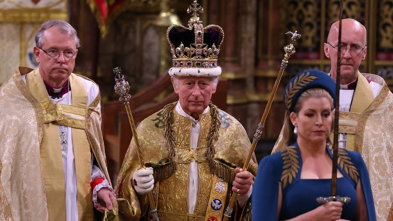 Im Mai 2023 wurde König Charles mit der Edwardskrone gekrönt. Jetzt verriet er, dass er deswegen davor ein wenig nervös gewesen sei. (Bild: APA/AFP/POOL/Richard POHLE)