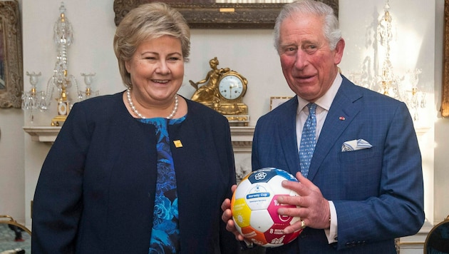 King Charles (re.) ist ebenfalls begeisterter Fußballfan. (Bild: APA/AFP/POOL/Victoria Jones)