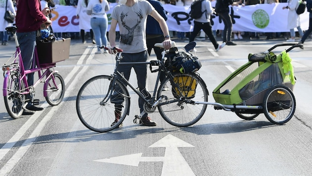 Gleich zwei Rad-Demos führen am Samstag zu Staus in Wien. (Bild: APA/HANS KLAUS TECHT (Symbolbild))