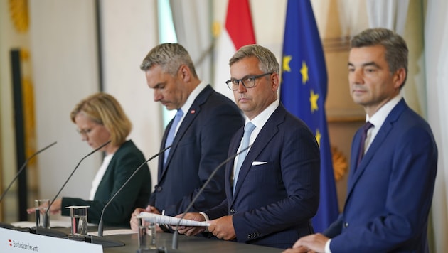 Finanzminister Brunner (Mitte) will sich mit Experten treffen. (Bild: APA/EVA MANHART)