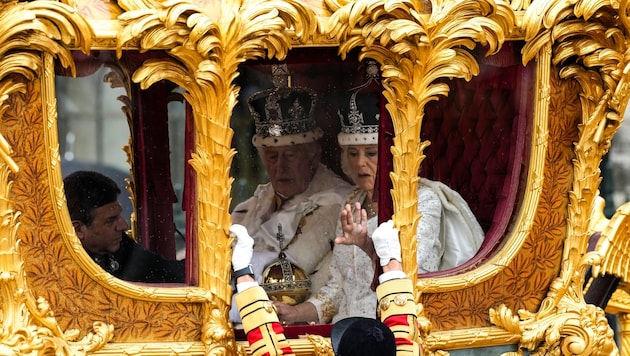 Charles und Camilla in der goldenen Kutsche (Bild: APA/AP Photo/Alessandra Tarantino)