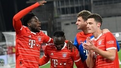 Bayern-Star Alphonso Davies (re.) ist zum zweiten Mal in Folge als CONCACAF-Spieler des Jahres ausgezeichnet worden. (Bild: APA/AFP/THOMAS KIENZLE)