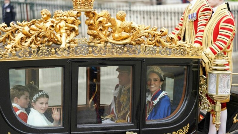 Bei der Krönungsprozession war Prinz George wieder mit seiner Familie vereint. (Bild: APA/Joe Giddens/PA via AP)