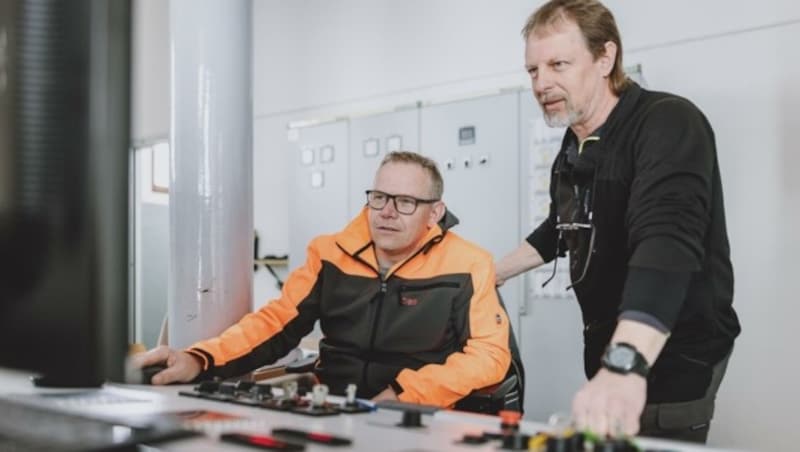 Betriebsleiter Bernhard Buchholzer (li.) und Stellvertreter Peter Sklenar werden nur noch bis August die Hebel an der Seilbahn betätigen. Ihre Zukunft bei den ÖBB ist aber sicher. (Bild: EXPA/ JFK)