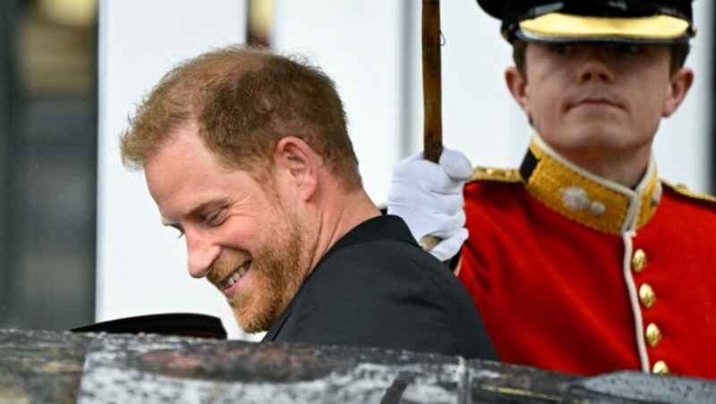 Erst am Ende der Krönungszeremonie schien Prinz Harry endlich wieder gelöst. (Bild: APA/Toby Melville, Pool via AP)