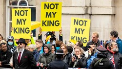 Für diese Briten ist König Charles III. „nicht mein König“. (Bild: AP)