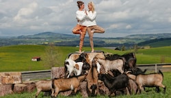 Die deutschen Yogalehrerinnen Stefanie Rohr und Liberty Blair gaben mit sechs weiteren Kolleginnen ihr Wissen weiter. (Bild: Tschepp Markus)