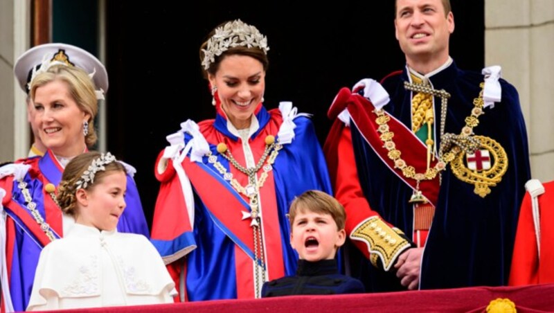 Prinz Louis sorgte wieder für viel Schmunzeln - auch bei Mama Kate. (Bild: APA/Leon Neal/Pool Photo via AP)