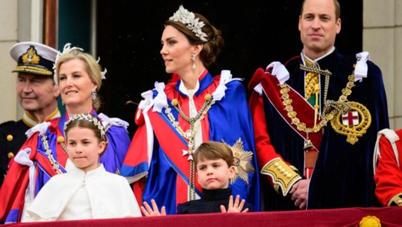 Prinz Louis machte am Balkon des Buckingham-Palastes wieder allerlei Faxen. (Bild: Leon Neal/Pool Photo via AP)