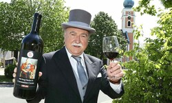 „Sir“ Willi Opitz mit der Weinsensation für König Charles III. und Queen Camilla