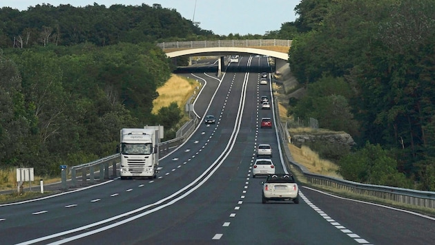 Auf einer Länge von knapp 15 Kilometern fehlt auf der S4 eine bauliche Mitteltrennung. (Bild: Krone KREATIV/Patrick Huber)