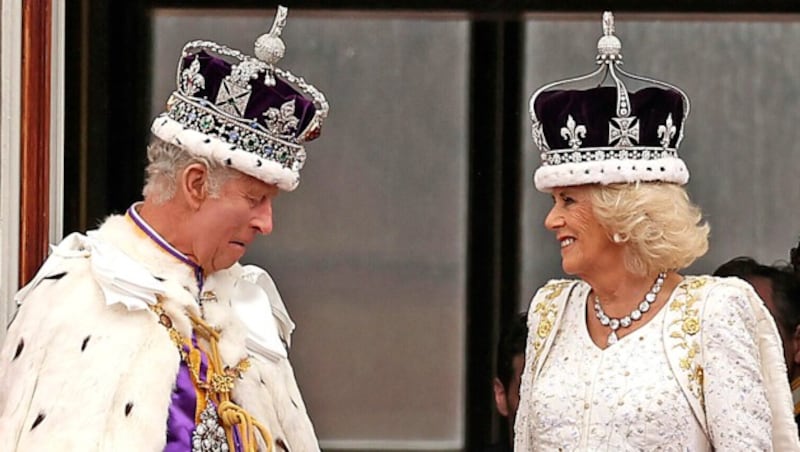 König Charles und Königin Camilla präsentierten sich nach ihrer Krönung dem Volk. (Bild: AP)