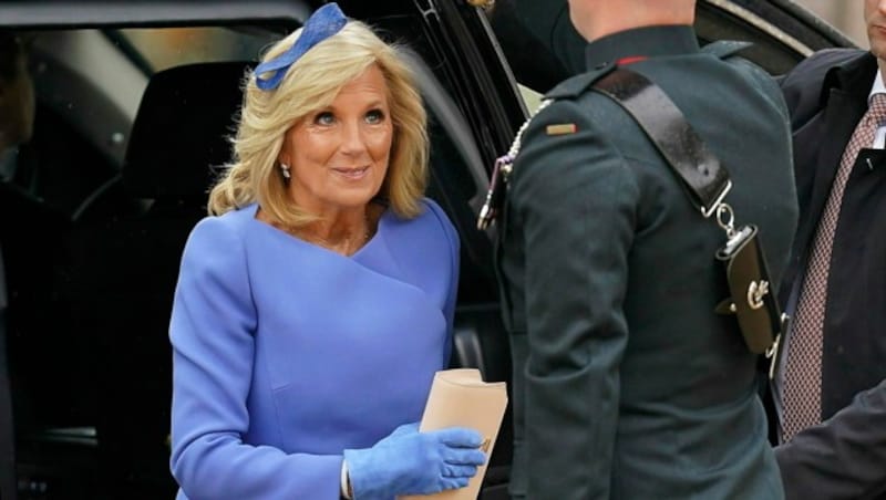 Jill Biden auf dem Weg zur Krönungszeremonie (Bild: AP)