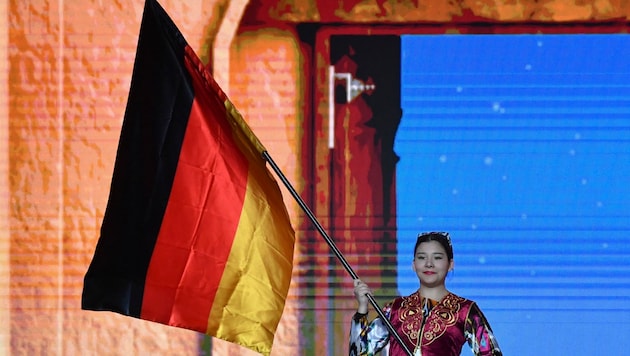 Keine deutsche Fahne, sondern ein Stück Stoff mit den Farben der deutschen Fahne. (Bild: EPA)