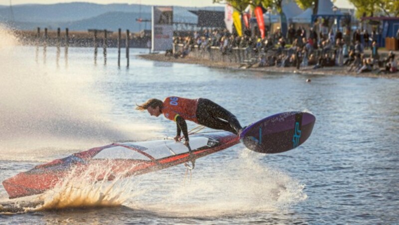 Die Windsurfer begeisterten die Fans am See. (Bild: Christian Steinbrenner)