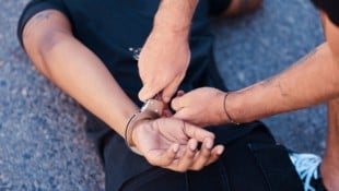 In Wien wurde ein Polizist am Samstag bei der Festnahme eines Räubers leicht verletzt (Symbolbild). (Bild: Anela R/peopleimages.com - stock.adobe.com (Symbolbild))