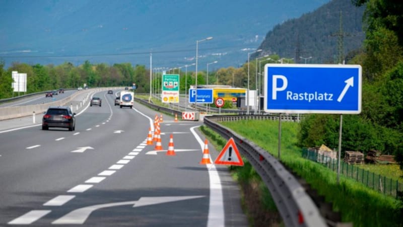 Auf diesem Parkplatz wurde die Leiche in einem Klein-Lkw entdeckt. (Bild: zeitungsfoto.at, Krone KREATIV)