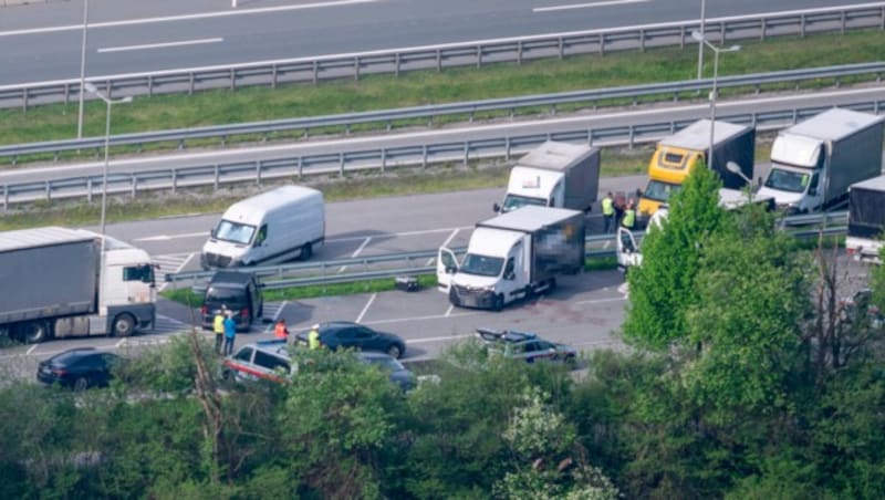 Die Polizei am Sonntag am Tatort. (Bild: Zeitungsfoto.at/Team, Krone KREATIV)